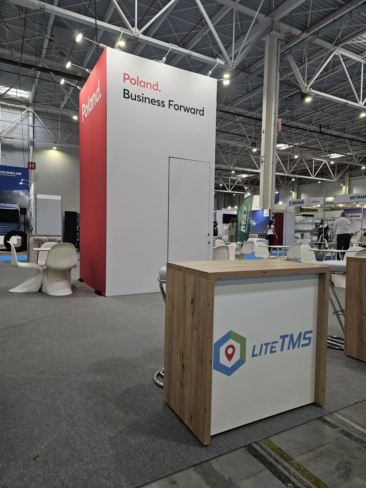 Comptoir mam LiteTMS-Logo virum Stand vu Poland. Business Forward an der Ausstellungshal